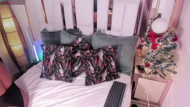 Snapshot of miadraven chatting on December 1, 9:37 pm miadraven online show from December 1, 9:37 pm