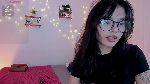 Tamara Aluna  online show from December 16, 4:33 pm