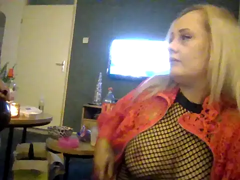 Snapshot of lorenarowena chatting on November 14, 12:25 am lorenarowena online show from November 14, 12:25 am