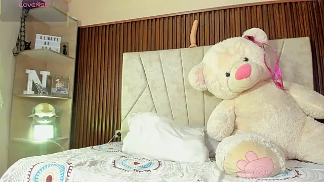 AMARA BRUNET online show from January 9, 1:40 pm