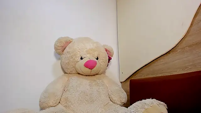 AMARA BRUNET online show from December 1, 1:45 pm