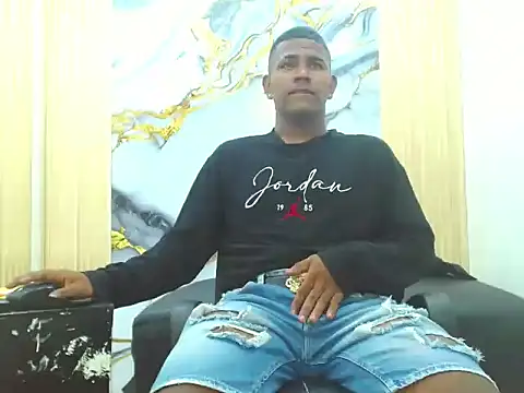 Snapshot of StraightBigCockk chatting on November 9, 2:04 am StraightBigCockk online show from November 9, 2:04 am