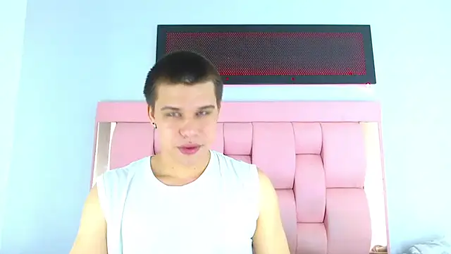 Liam York  online show from December 5, 7:45 pm