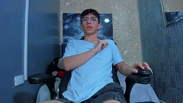 ElanGiraldo online show from June 1, 11:15 pm
