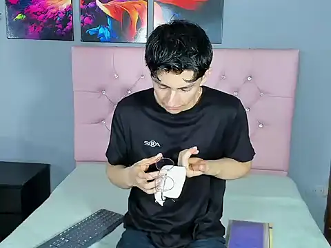 ElanGiraldo online show from January 10, 11:00 pm