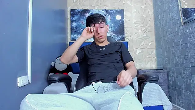 ElanGiraldo online show from May 21, 10:51 pm