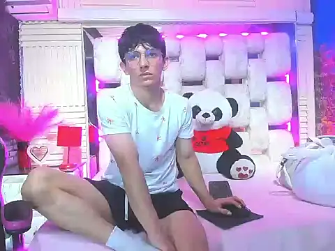 ElanGiraldo online show from March 21, 12:01 am