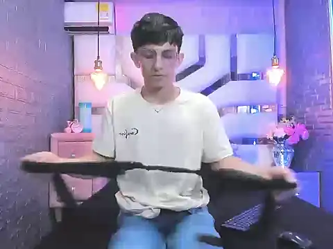 ElanGiraldo online show from April 12, 9:40 pm