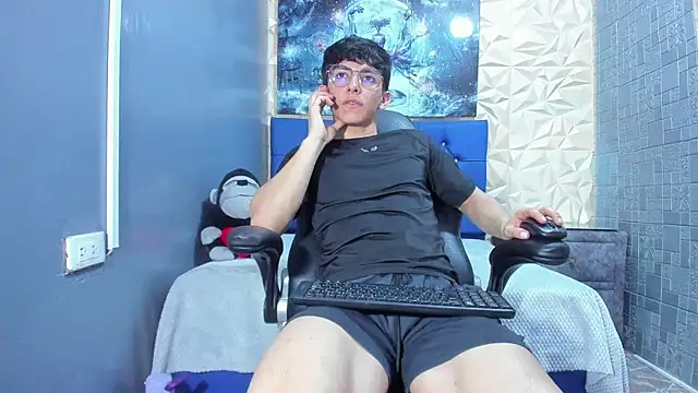 ElanGiraldo online show from May 8, 11:30 pm