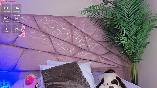  Naomi Fox  online show from December 16, 3:55 am