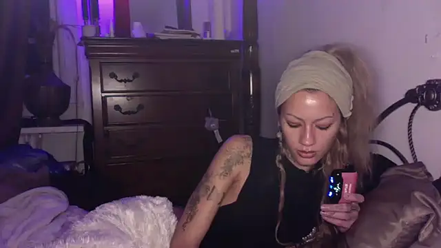 luxxylola online show from December 1, 8:59 am