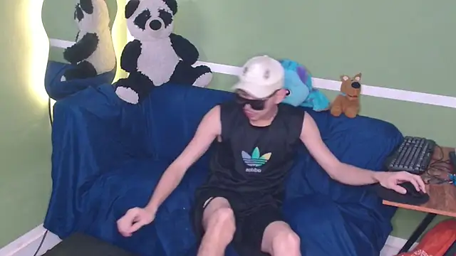 Snapshot of Kurt_williams1 chatting on February 8, 12:47 pm Kurt williams1 online show from February 8, 12:47 pm