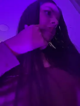 EmmiiGlow online show from April 6, 11:50 pm