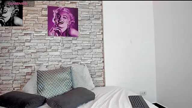 Snapshot of sofiaalarson chatting on January 13, 11:47 am sofiaalarson online show from January 13, 11:47 am