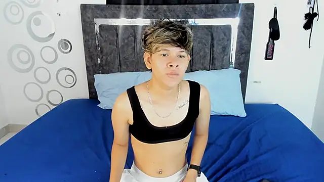 Snapshot of Lily_and_Lina chatting on November 22, 12:15 pm Lily and Lina online show from November 22, 12:15 pm