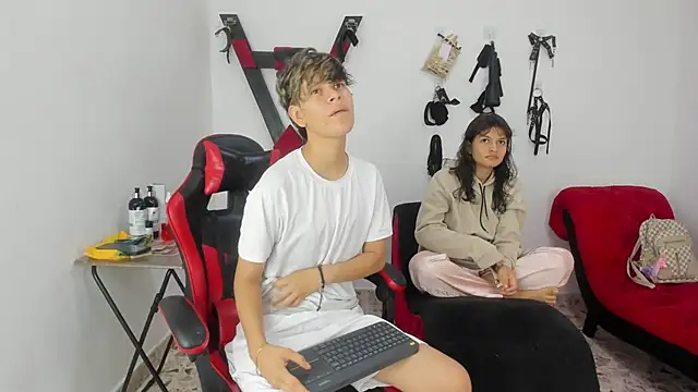 Snapshot of Lily_and_Lina chatting on December 5, 12:15 pm Lily and Lina online show from December 5, 12:15 pm