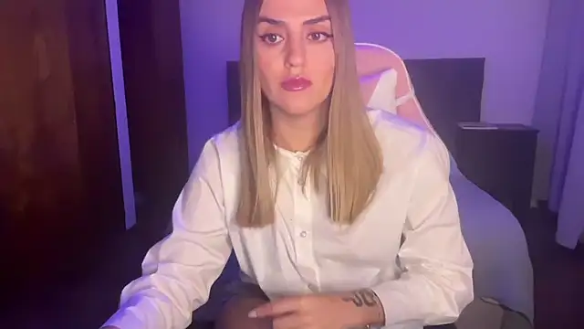 Snapshot of MiaGlows chatting on November 25, 12:55 am MiaGlows online show from November 25, 12:55 am