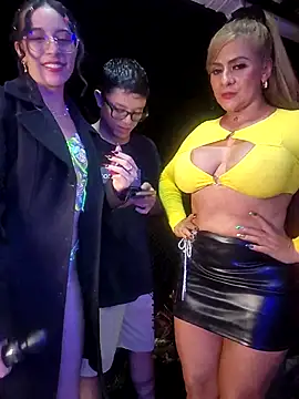 Snapshot of SAMANTHA_AND_PETER chatting on November 22, 1:15 am SAMANTHA AND PETER online show from November 22, 1:15 am