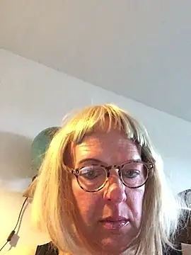 simone xdressing online show from April 12, 6:00 pm