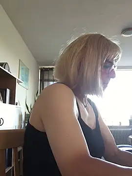 Snapshot of simone_xdressing chatting on July 1, 6:19 pm simone xdressing online show from July 1, 6:19 pm