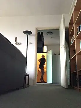 simone xdressing online show from January 5, 9:59 am