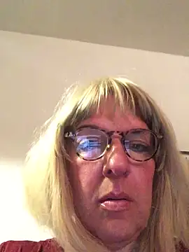 Snapshot of simone_xdressing chatting on May 14, 12:07 am simone xdressing online show from May 14, 12:07 am