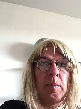 Snapshot of simone_xdressing chatting on April 26, 2:14 pm simone xdressing online show from April 26, 2:14 pm