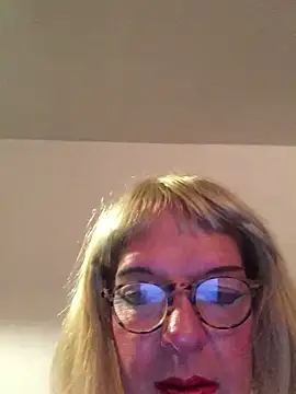 Snapshot of simone_xdressing chatting on June 16, 11:38 pm simone xdressing online show from June 16, 11:38 pm