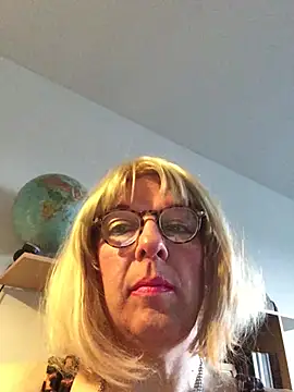 simone xdressing online show from March 15, 5:20 pm