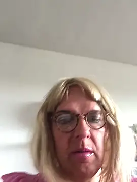 Snapshot of simone_xdressing chatting on June 7, 2:44 pm simone xdressing online show from June 7, 2:44 pm
