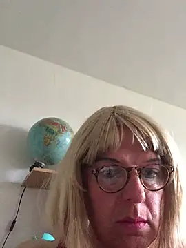 Snapshot of simone_xdressing chatting on May 3, 3:59 pm simone xdressing online show from May 3, 3:59 pm