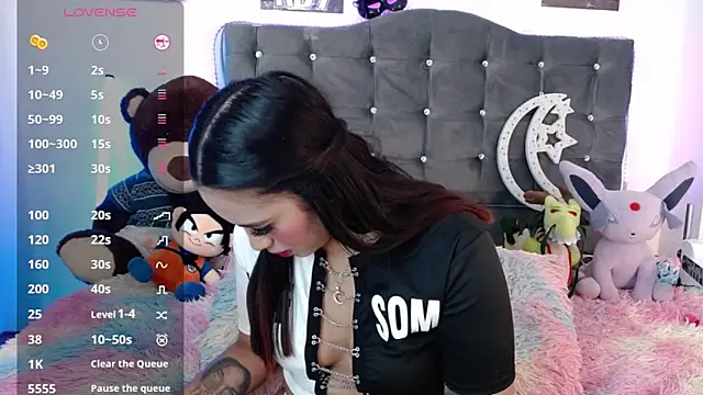 lunabritton1 online show from April 14, 3:33 am