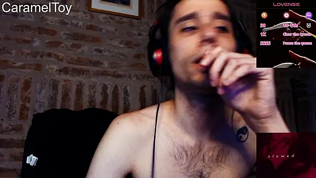 Snapshot of CaramelToy chatting on February 15, 6:18 pm CaramelToy online show from February 15, 6:18 pm