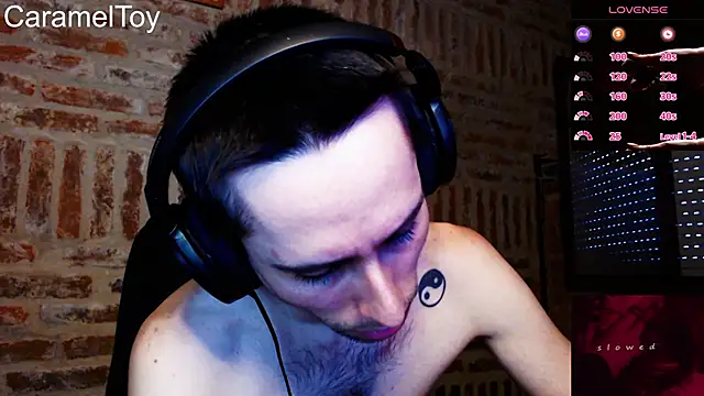 Snapshot of CaramelToy chatting on February 19, 10:07 pm CaramelToy online show from February 19, 10:07 pm