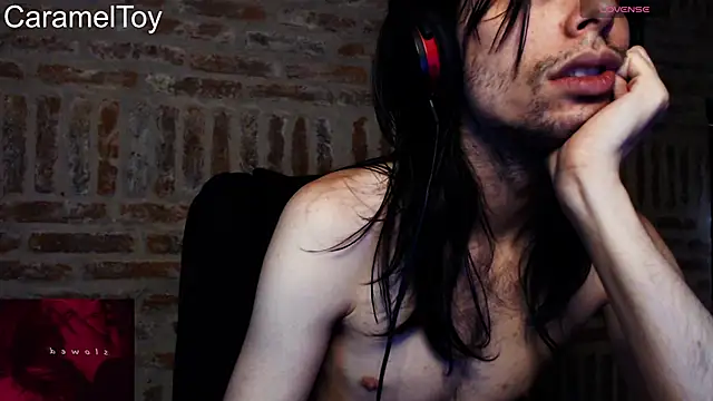 Snapshot of CaramelToy chatting on February 8, 9:23 pm CaramelToy online show from February 8, 9:23 pm