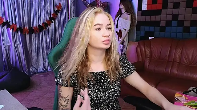 Snapshot of LeilaUvrays chatting on November 10, 1:38 pm LeilaUvrays online show from November 10, 1:38 pm