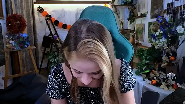 Snapshot of LeilaUvrays chatting on November 15, 8:24 pm LeilaUvrays online show from November 15, 8:24 pm