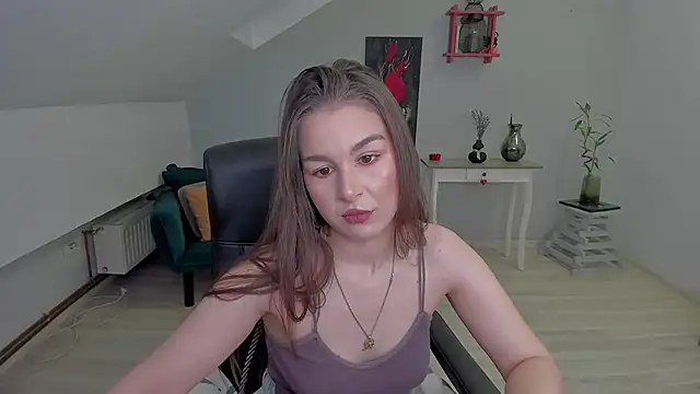 Snapshot of LouannaHart chatting on February 3, 5:27 am LouannaHart online show from February 3, 5:27 am