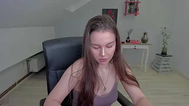 Snapshot of LouannaHart chatting on February 25, 4:45 am LouannaHart online show from February 25, 4:45 am