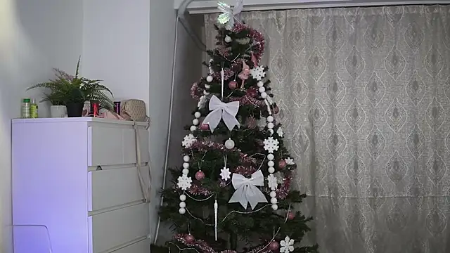 AprilHadid online show from December 3, 7:24 pm