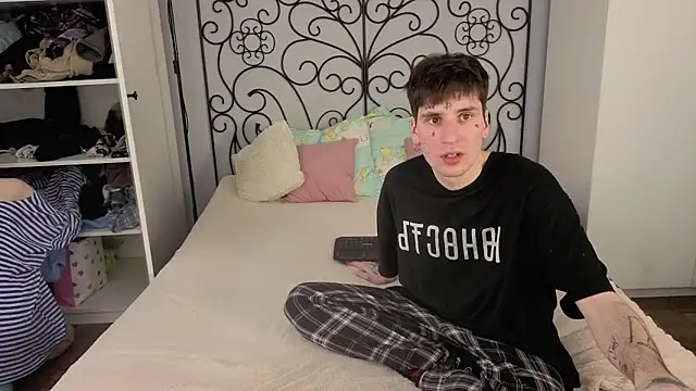 Danny loves Mary online show from March 11, 11:37 am