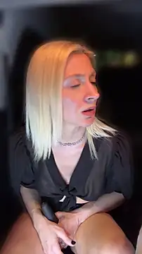 HOTLadyluna online show from May 23, 11:37 pm