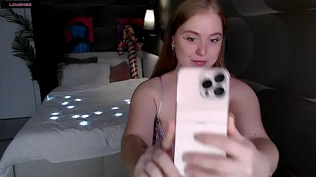 Kate Moan online show from December 3, 7:41 am