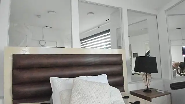 LaurenSpitz online show from February 11, 11:54 am