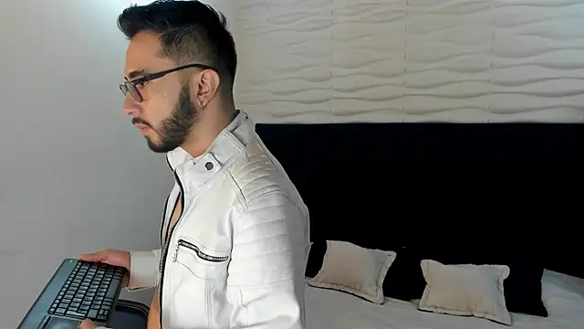 Snapshot of dave_wolff chatting on November 17, 12:09 pm dave wolff online show from November 17, 12:09 pm