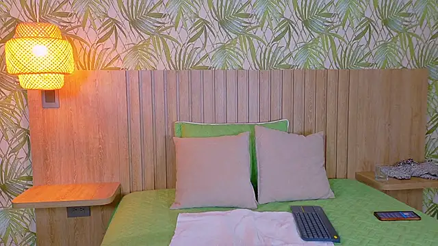 Scarleth Evans online show from December 1, 7:15 pm