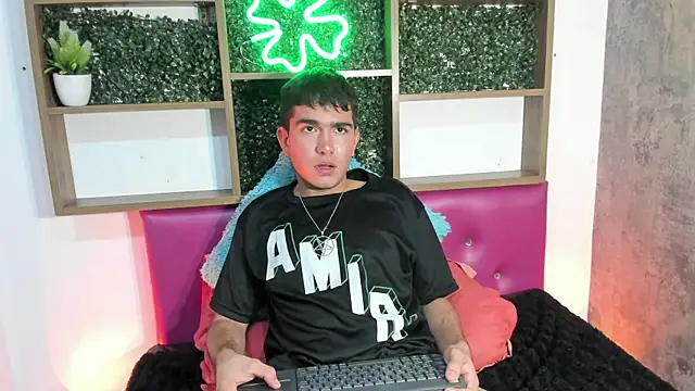 Snapshot of Cyrus_Wlaker chatting on November 14, 8:23 pm Cyrus Wlaker online show from November 14, 8:23 pm