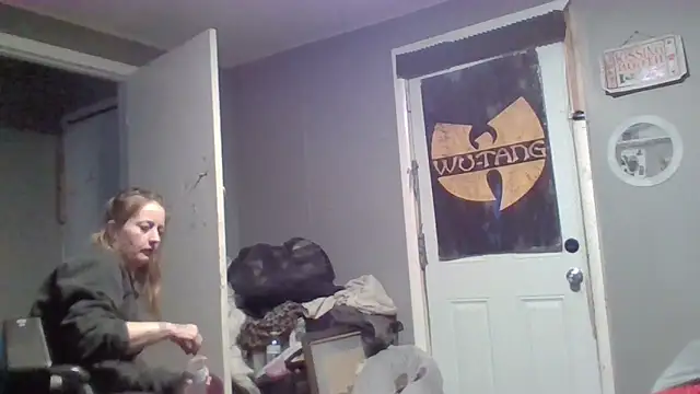 Snapshot of sexxxilexxxi44 chatting on February 15, 4:24 am sexxxilexxxi44 online show from February 15, 4:24 am