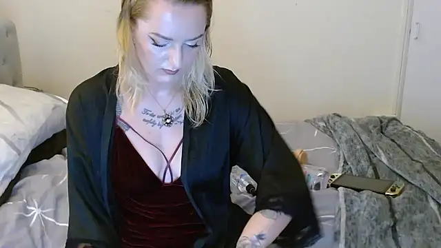 Snapshot of Tatted_emi chatting on November 12, 7:18 pm Tatted emi online show from November 12, 7:18 pm