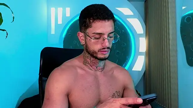 Snapshot of Alanrodgers chatting on December 23, 4:34 am Alanrodgers online show from December 23, 4:34 am